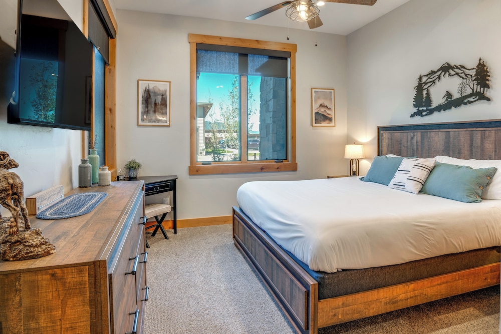 Modern Elk Creek Condo w/ Hot Tub & Heated Floors