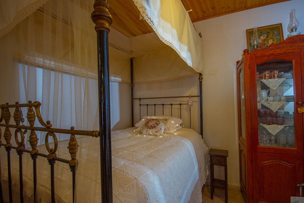 Aethra Cottage view 3