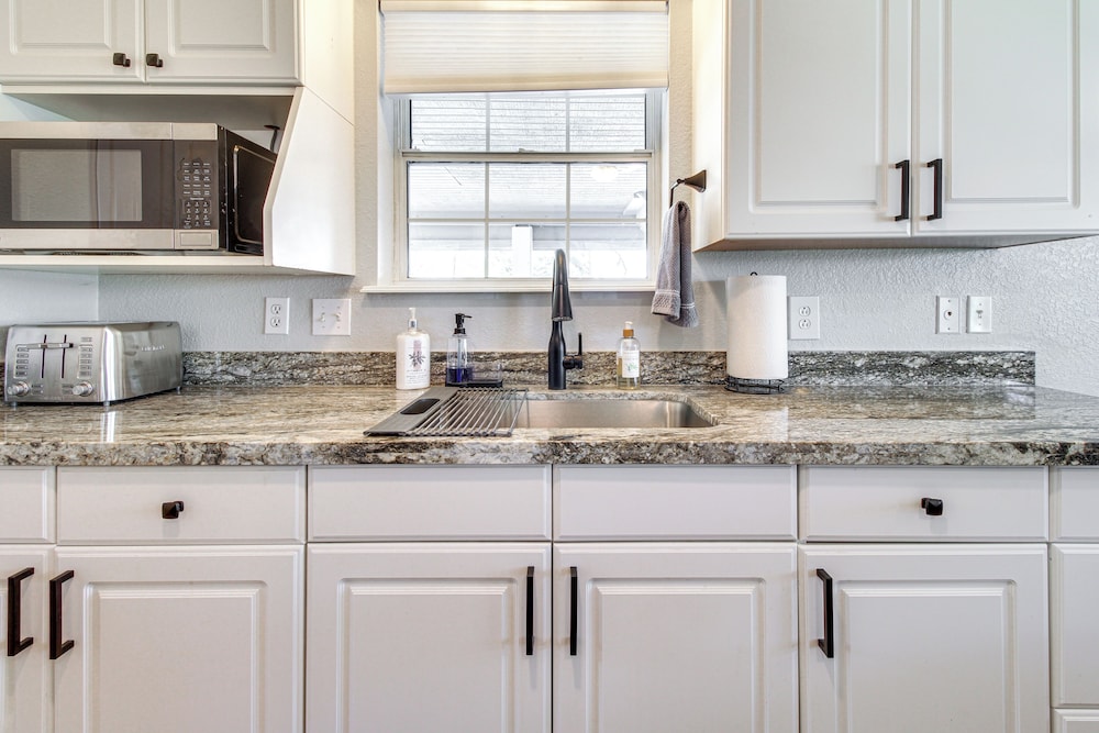 Walk to Dtwn Show Low: Townhome w/ Balcony