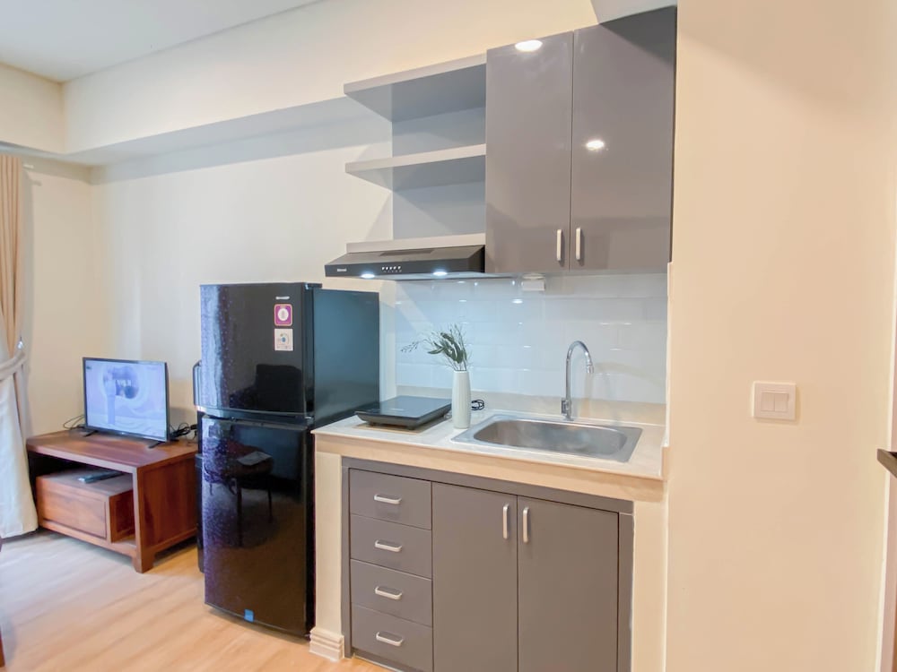 Warm And Cozy 1Br With Makeup Room At Meikarta Apartment