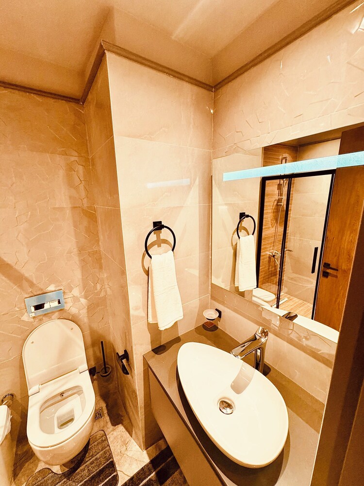Elite Luxury Suites at Diamond in City