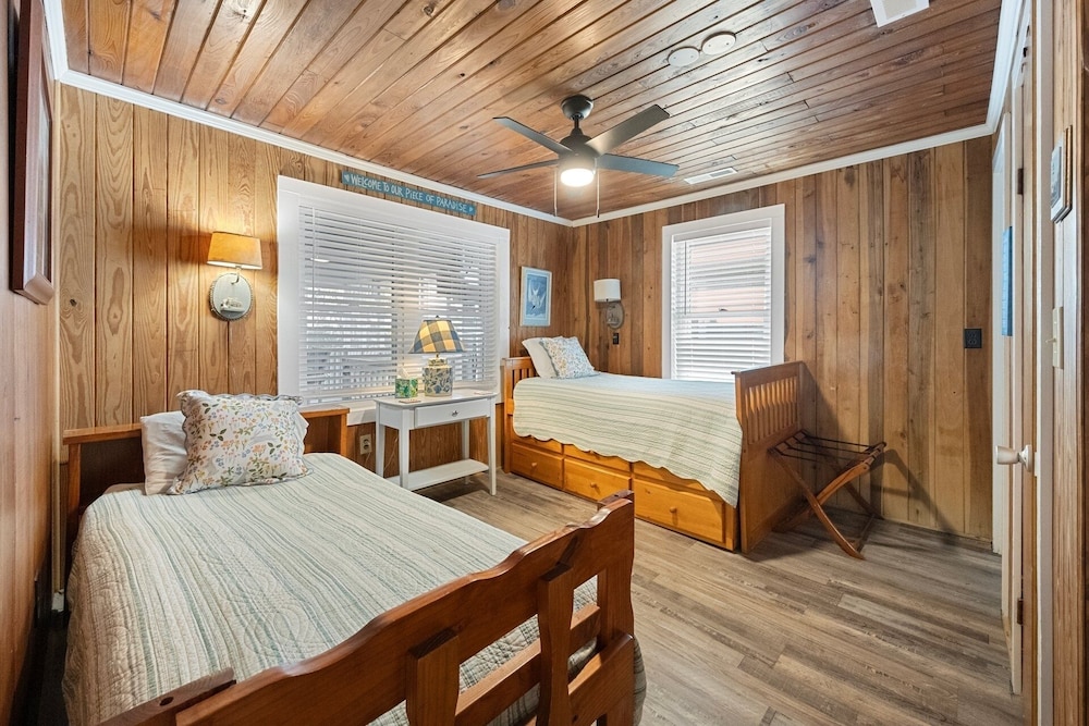 Laughin Place 7 Bedroom Home by Peace Vacations