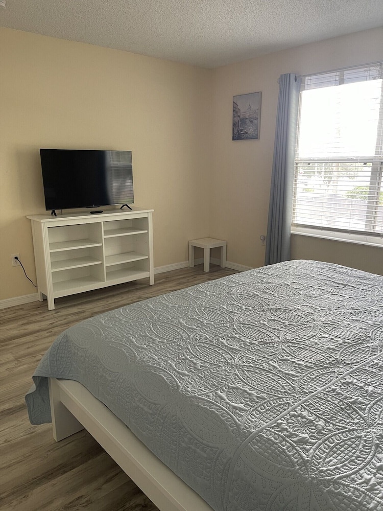 5 Bedroom Pool Home - Image 3