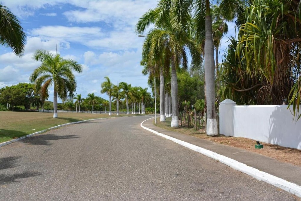 Oceanview 1-bed Apt w/ Pool, Bar & Beach Access