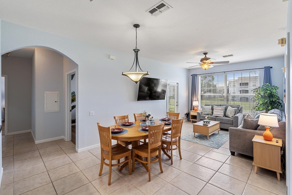 Hakuna Hideaway: 5 Mi To Disney! 1st Floor, Lion King Room & Resort Pool 3 Bedroom Condo