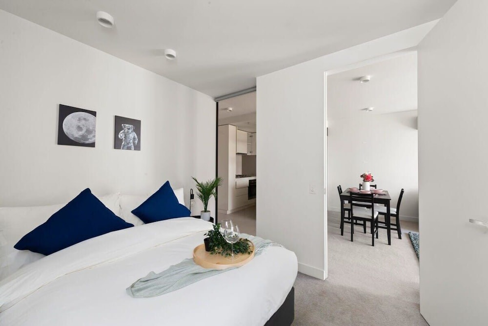 A Comfy 2BR Apt Near Melbourne Central, City Views