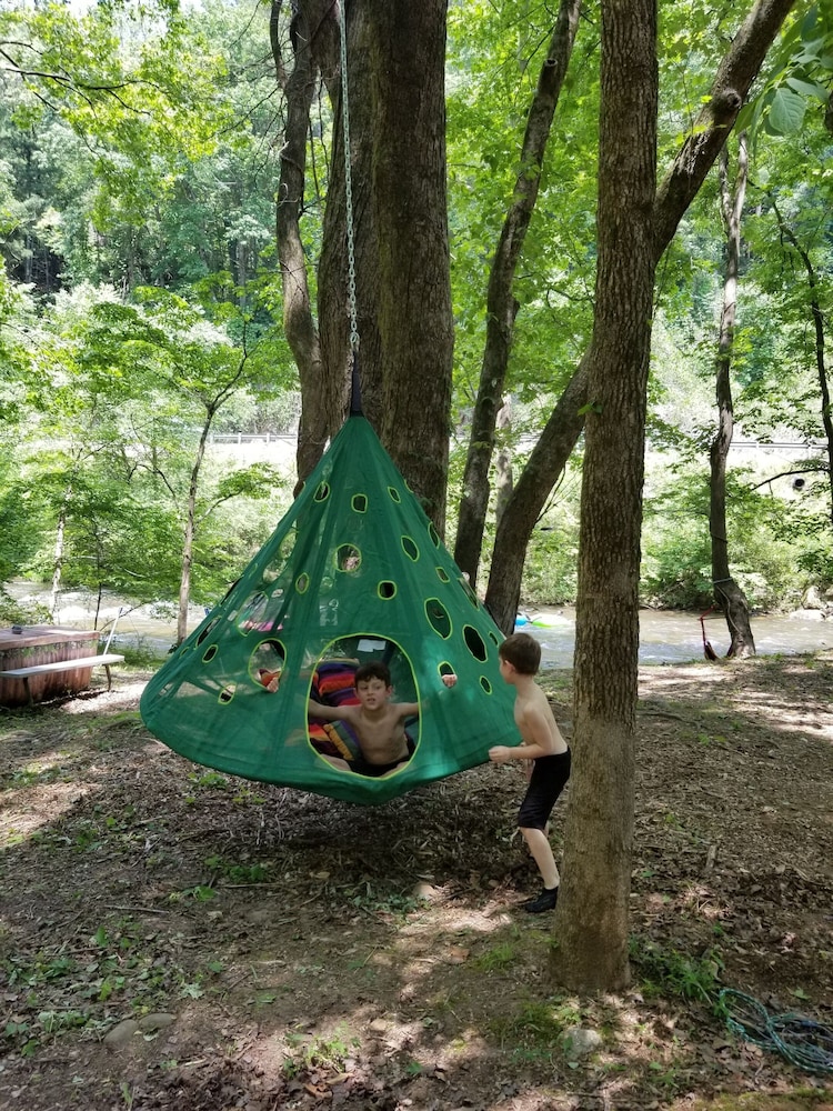 Bear Creek Lodge and Cabins in Helen Ga - Pet Friendly, River on Property, Walking Distance to downtown Helen