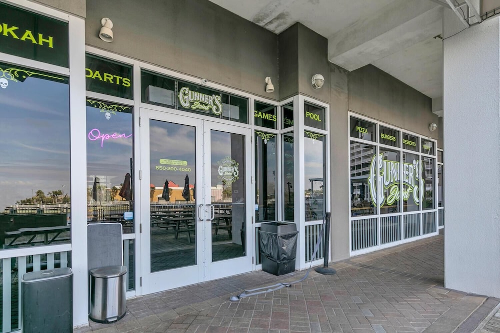 Laketown Wharf 906