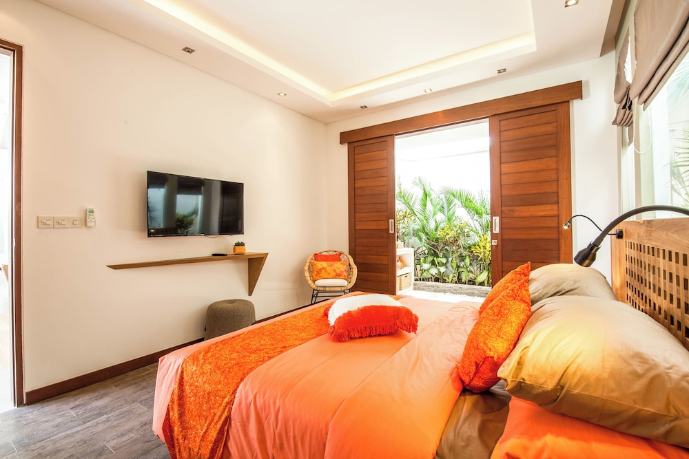 Dreamy 5BR Haven, 200m to Berawa's Blissful Beach