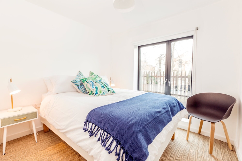 The Cliffside Chalet - Warm & Modern 3bdr Riverside Home view 4