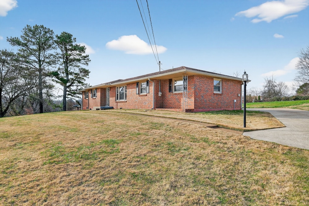 Quiet Retreat Near Opryland & Airport 4 Bedroom Home