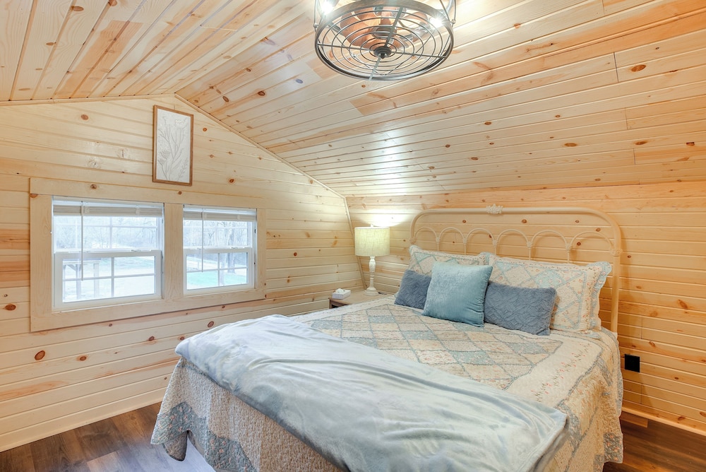 On 40 Acres: Charming Cabin in Zanesville!