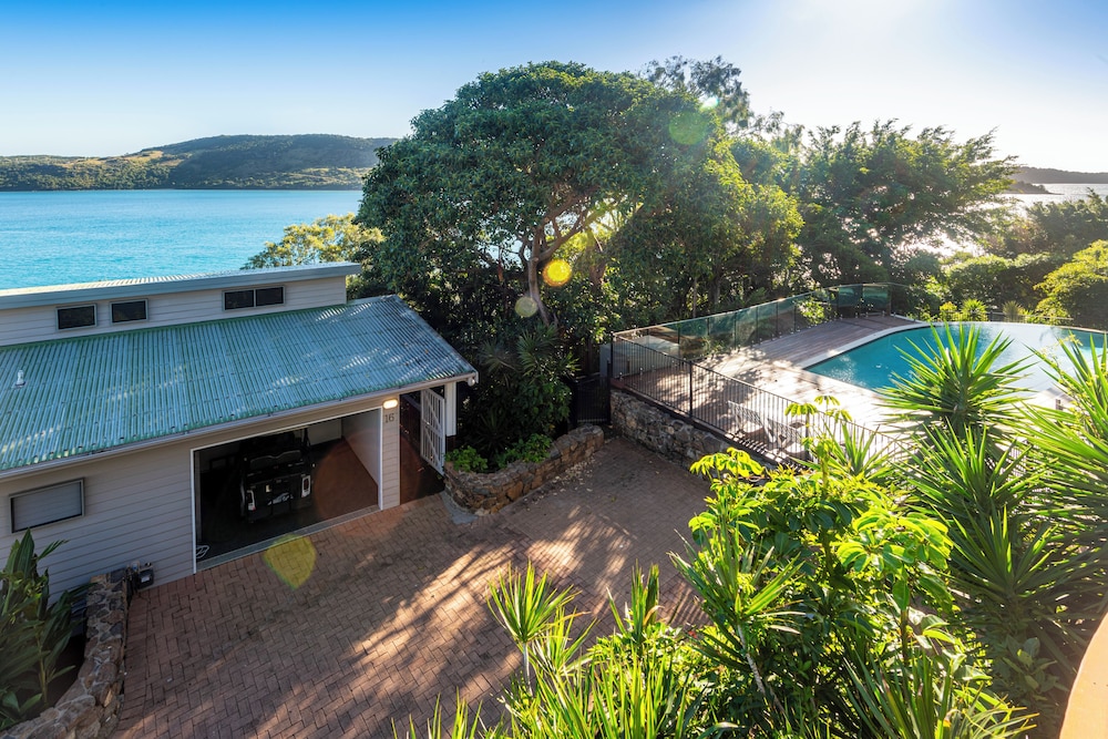 Casuarina Cove 16 Ocean View Deluxe Refurbished 3 Bedroom House Near Marina With Golf Buggy