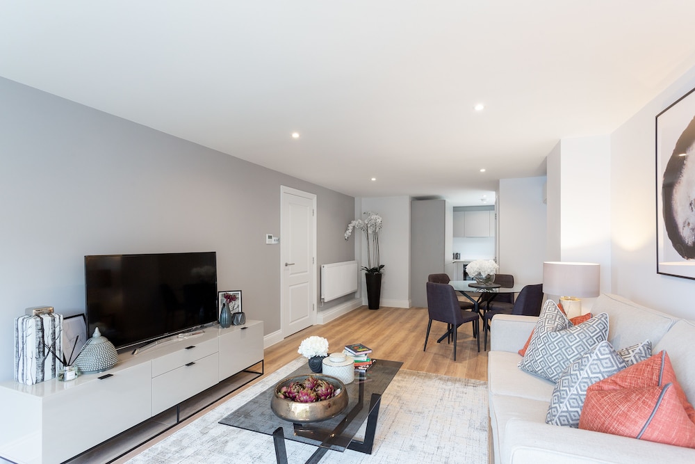 The Carlyle - Elegant Serviced Apartments