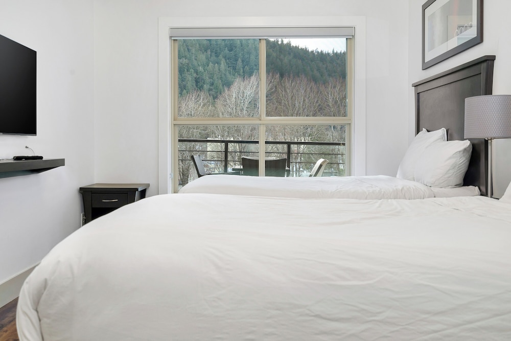 Elevated Escapes 2BR Suite Overlooking Lake - Image 3