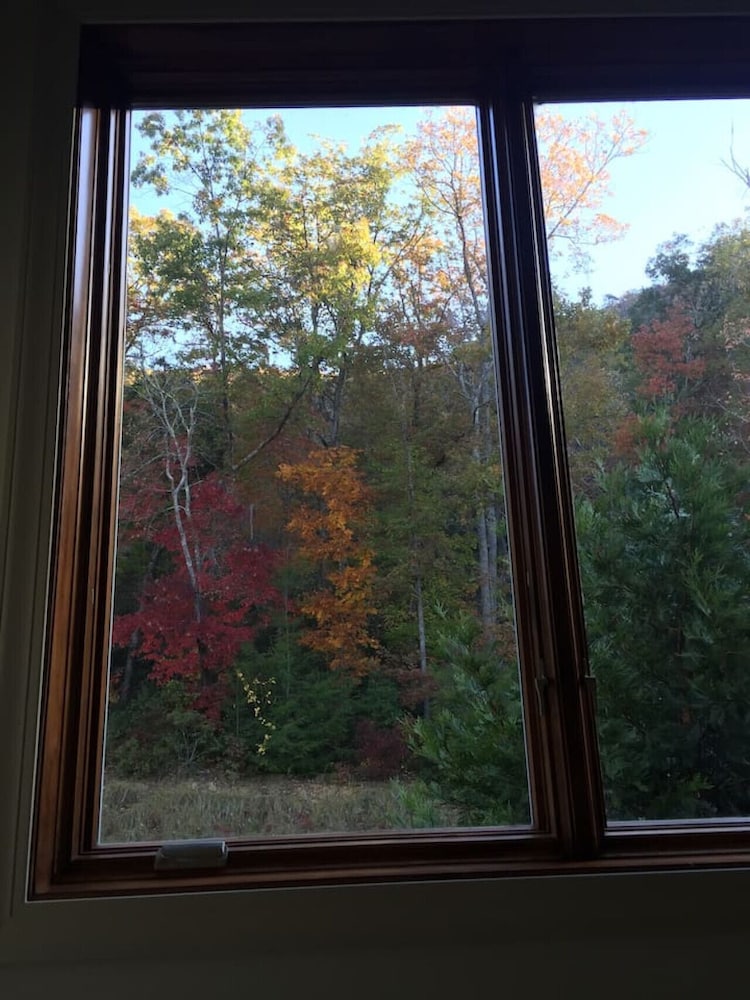 Spectacular 4BR Mountain Home Sleeps 12