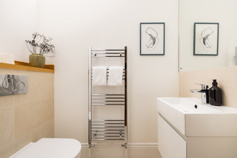 The Tooting Hideout - Dazzling 3bdr Flat With Balcony