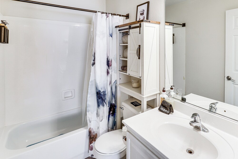 North Las Vegas Home w/ Hot Tub - 14 Mi to Strip!