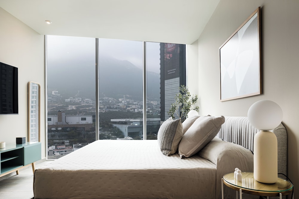 Modern Apts w Pool & Mountain View