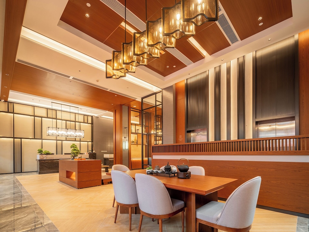 Trendy Romantic Hotel Guangzhou Panyu Qiaonan Aoyuan Plaza Branch - Free Deliver Service to Canton Fair Complex During Canton Fair Period