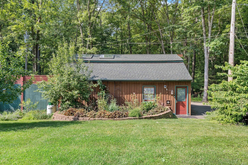 Guilford Carriage House at Granite Lodge! view 5