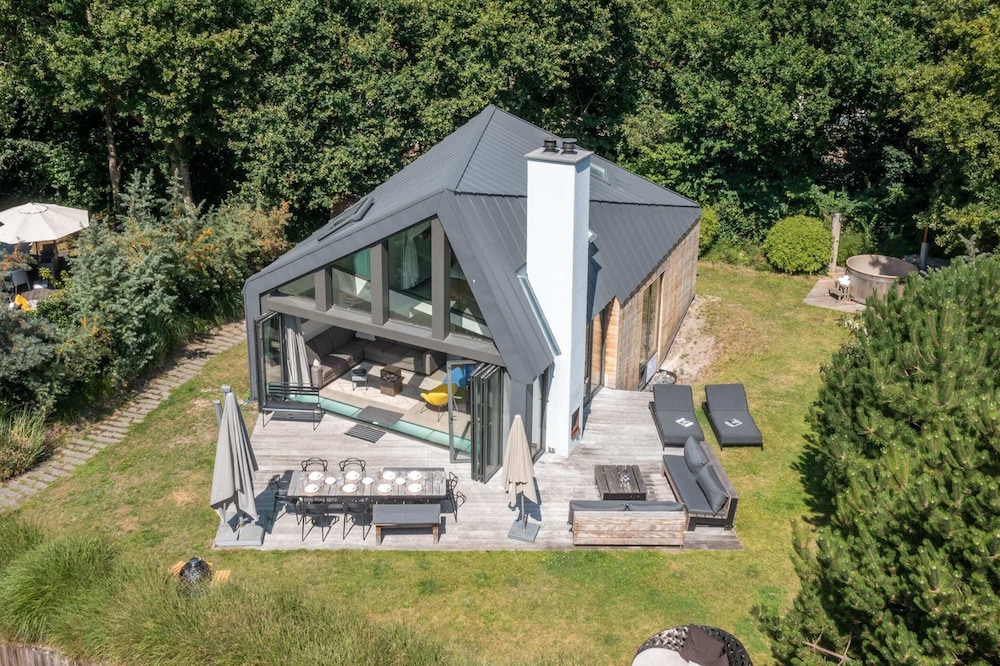 Charming 8-person Villa With hot tub Near the Forest