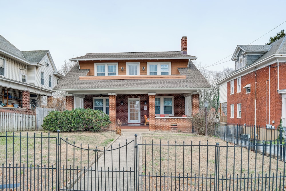 < 3 Mi to Dtwn Roanoke: Inviting Unit w/ Balcony