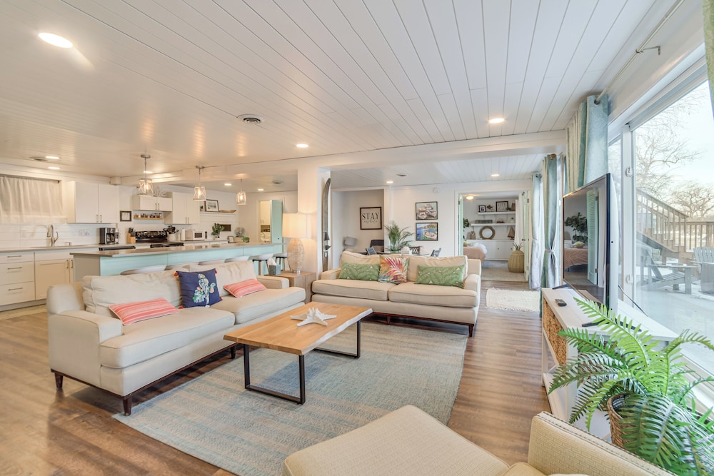 Modern Apt on Detroit Lake w/ Dock Access!