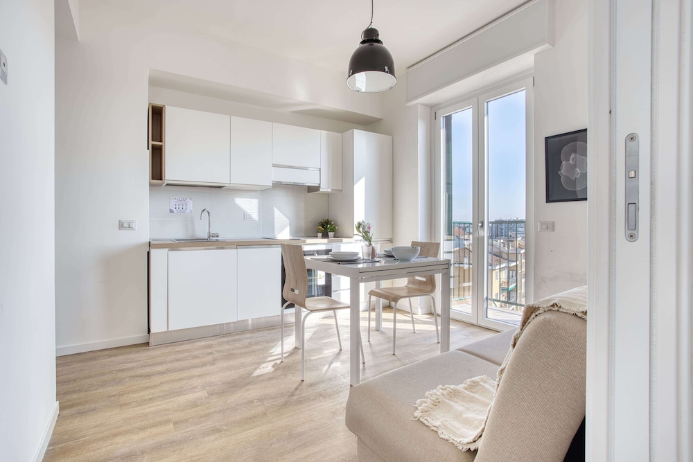 Bright flat near Lambretta Park