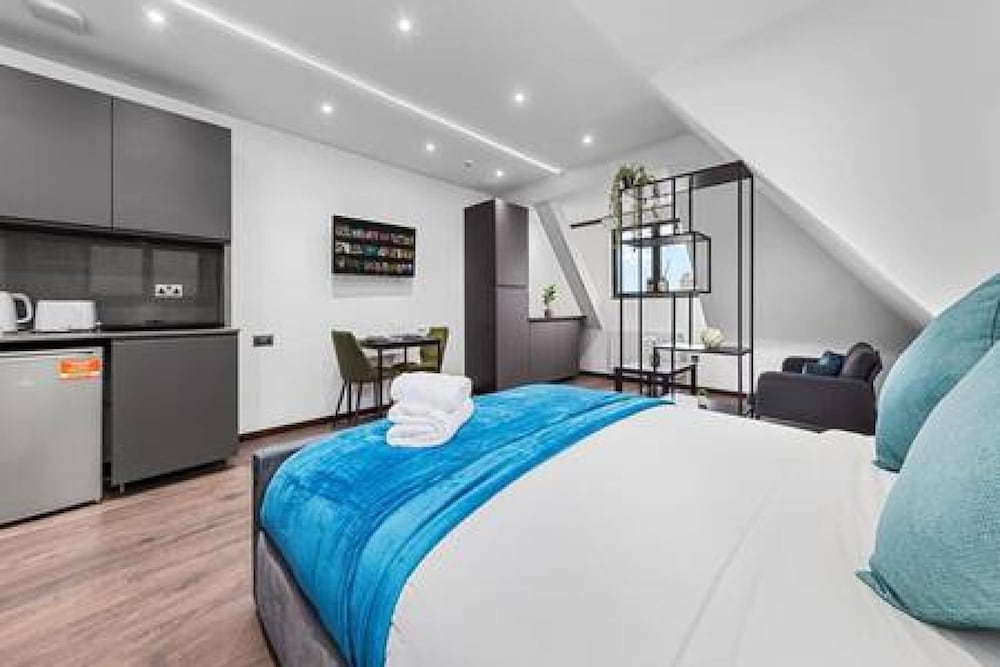 Luxury Spacious 2 Person Suite in North London