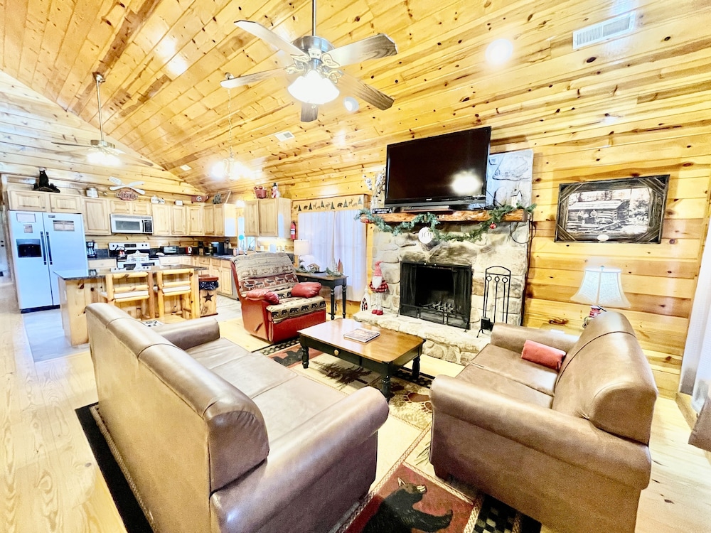 Little Sugar Camp 3 Bedroom Cabin by RedAwning