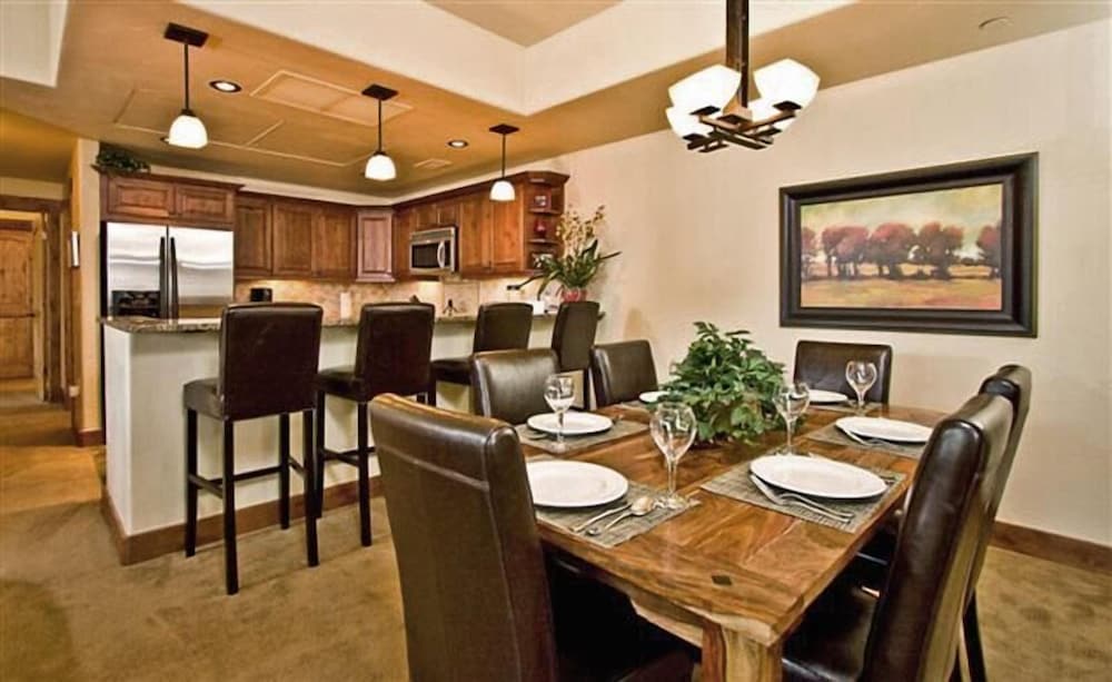 5305 Emerald Lodge, Trappeur's Crossing Apartment 4