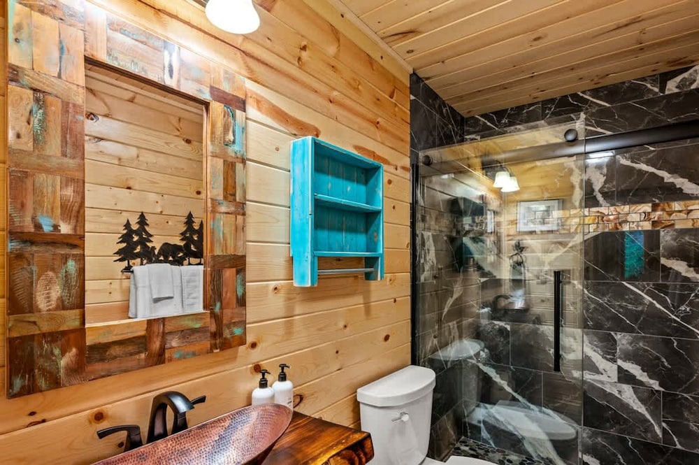 180 Views Sleeps 7 Private Hot Tub Full Kitchen