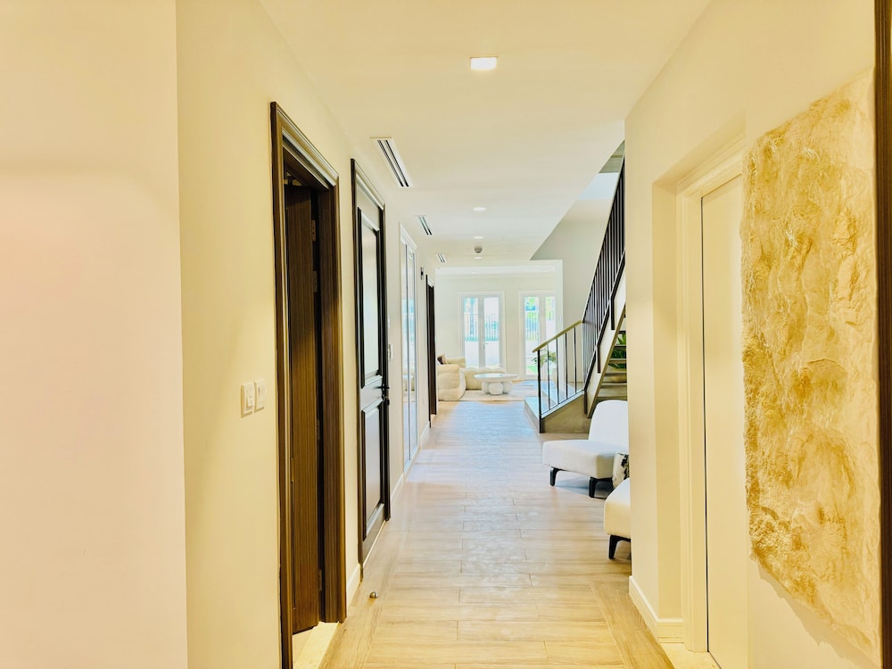 Venduras - Spacious 4BR Villa in La Mer
