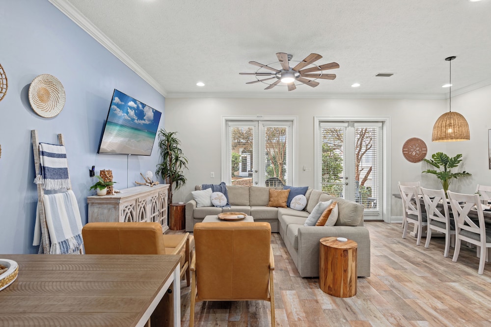 Escape to Sand Dollar Holler: Coastal Retreat, 3 Beds, 2.5 Baths, Sleeps 10!