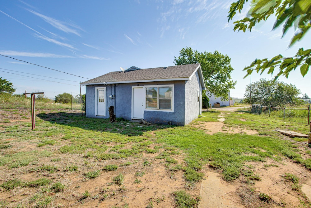 2 Mi to Phillips 66 Refinery: Home w/ Yard
