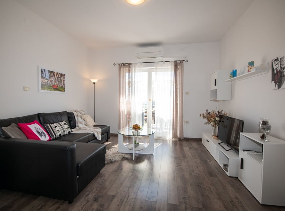 Apartments Mirjana IKA