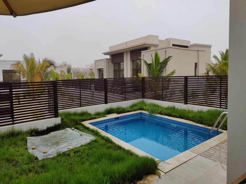 One-bedroom Oasis With Pool View