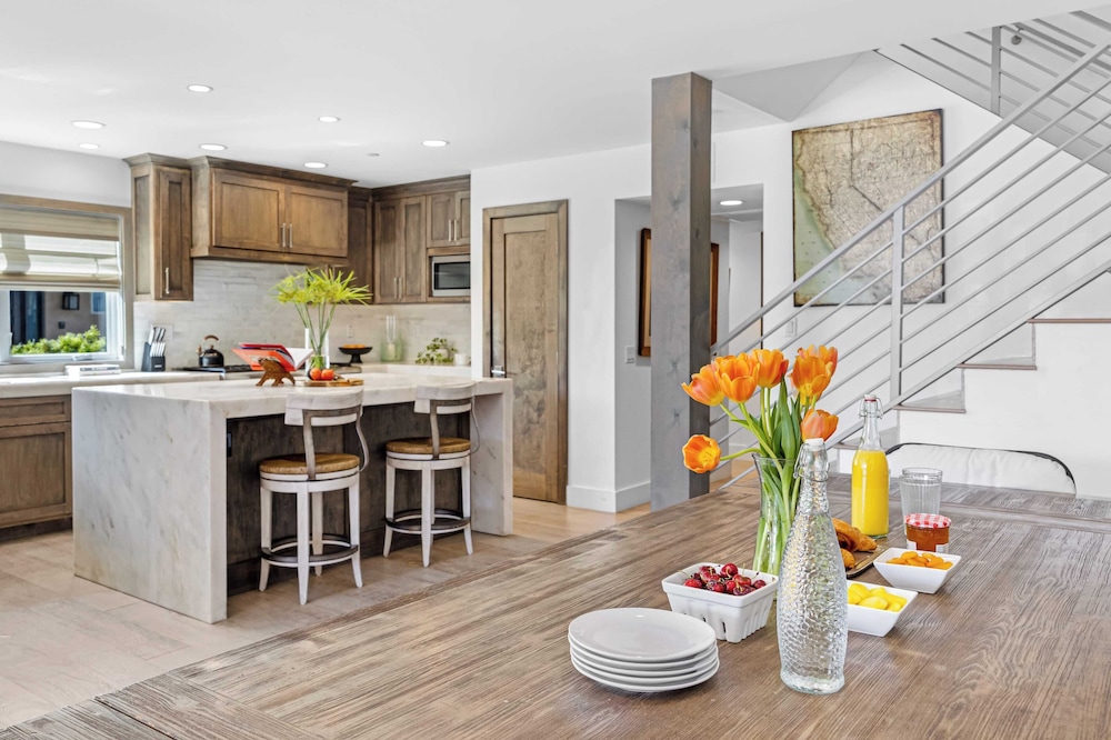 200 East Balboa Oceanview Rooftop Steps to Sand, Pier, Boardwalk & Dining