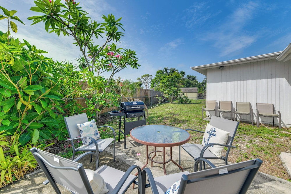 7 Mi to Siesta Beach: Home w/ Furnished Patio!