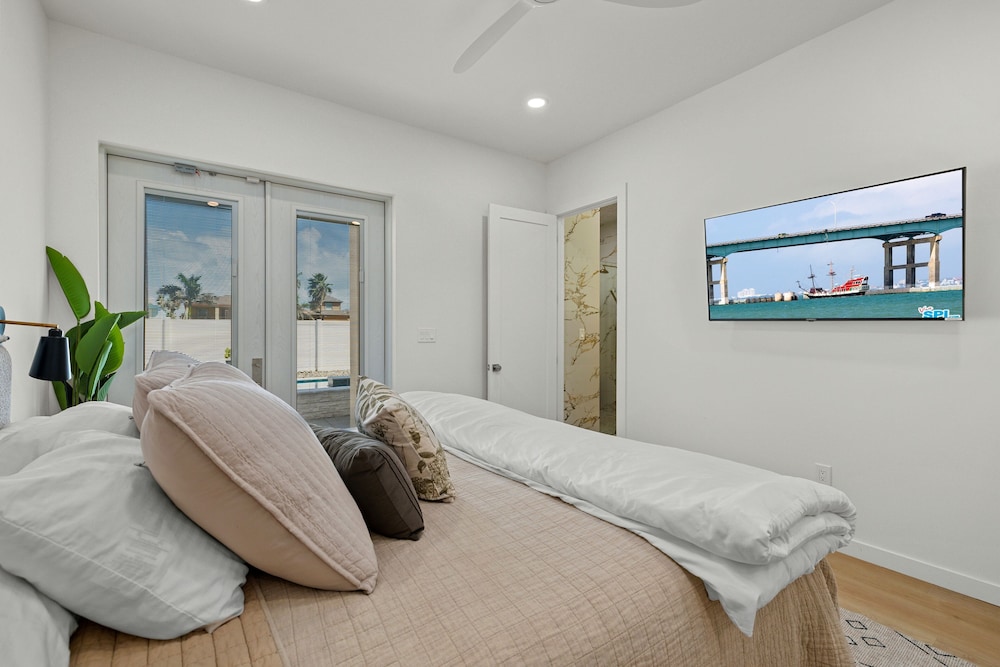 Miramar House, 120 E. Constellation 6 Bedroom Home