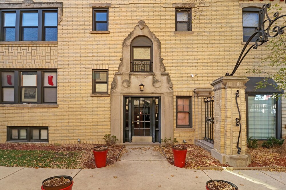 Portage Park 1BR Retreat - Montrose 2S