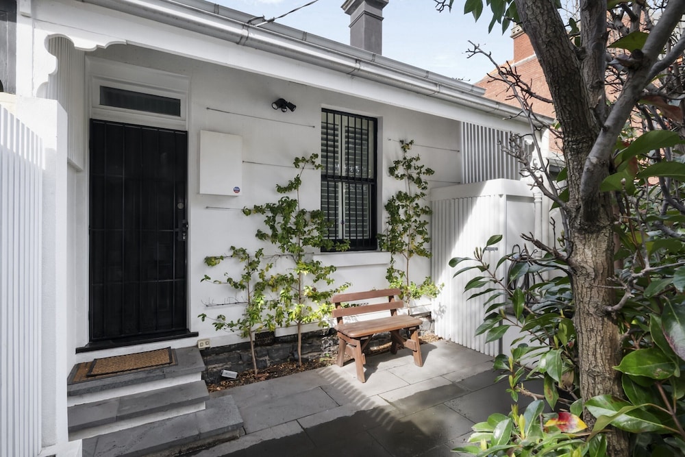 Stylish 2BR House, Walk to Parks & Cafes