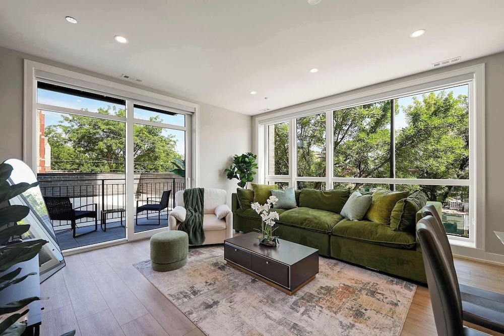 Modern 2br2ba Condo Free Parking and Balcony