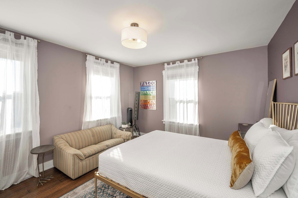 Northside Nook Home for 6!