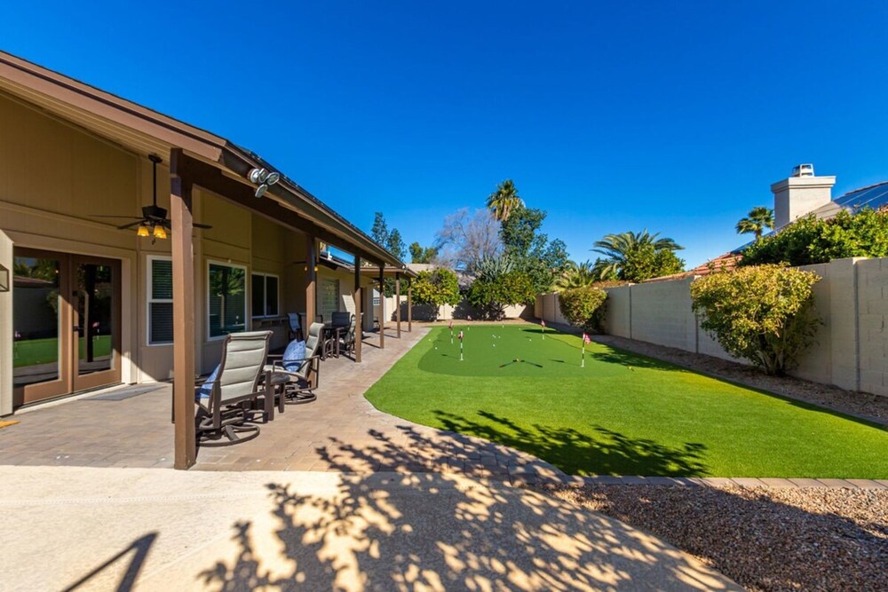 Modern Family Retreat - Pool Spa Firepit Putt Grn