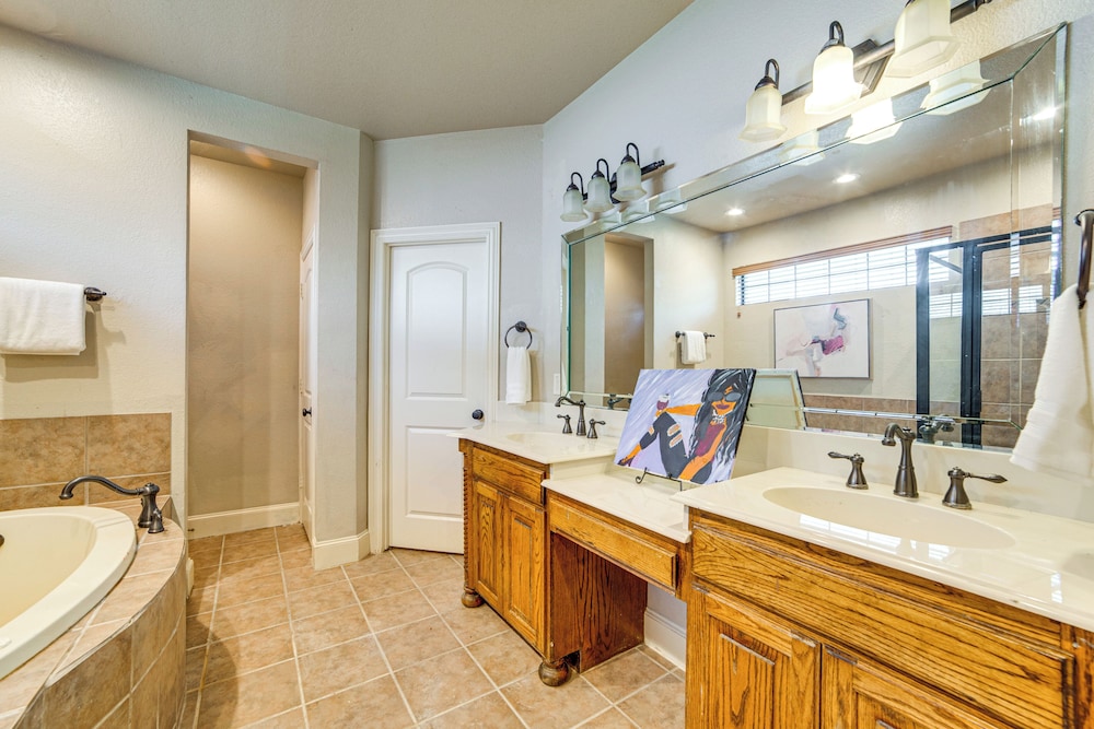 Spacious Texas Retreat w/ Community Pool