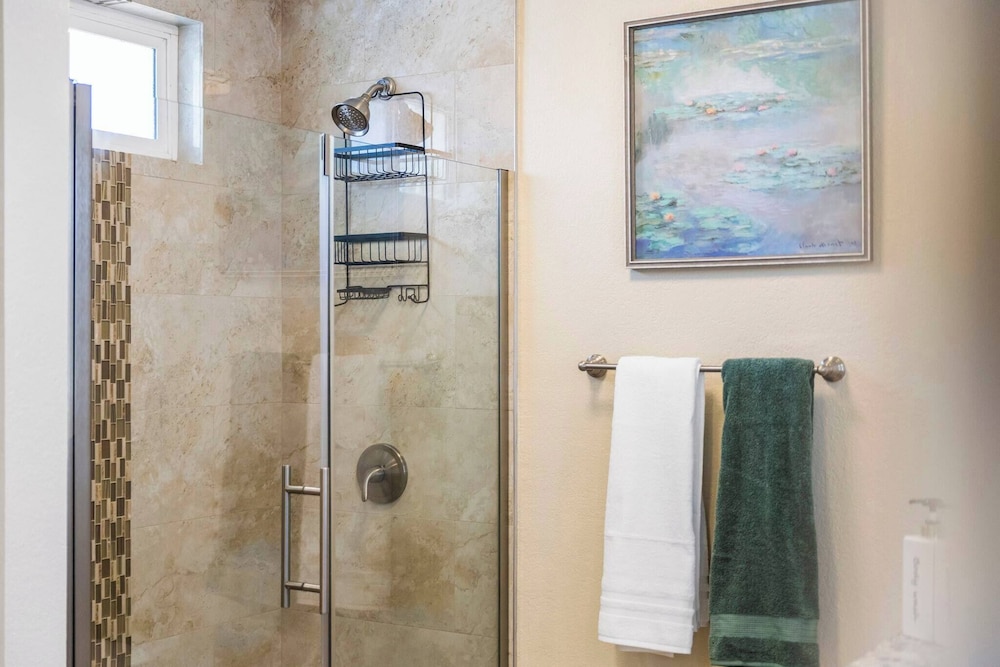 6 Beds 3 Baths Pool BBQ Near the Strip