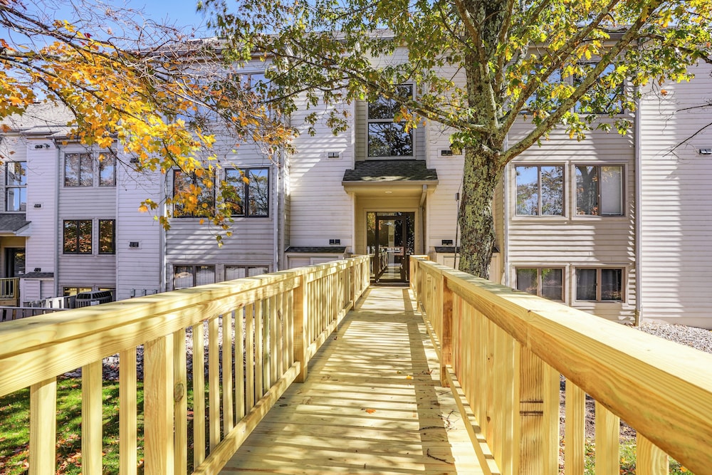 1 Mi to Wintergreen Resort: Mtn-view Condo!