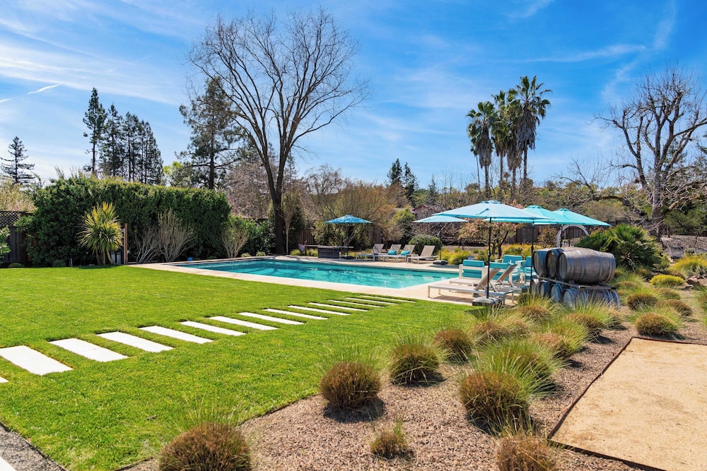 Luxe, Pool, Spa, Fire Pit, Game Room, Piano Sonoma Pool Retreat by Avantstay